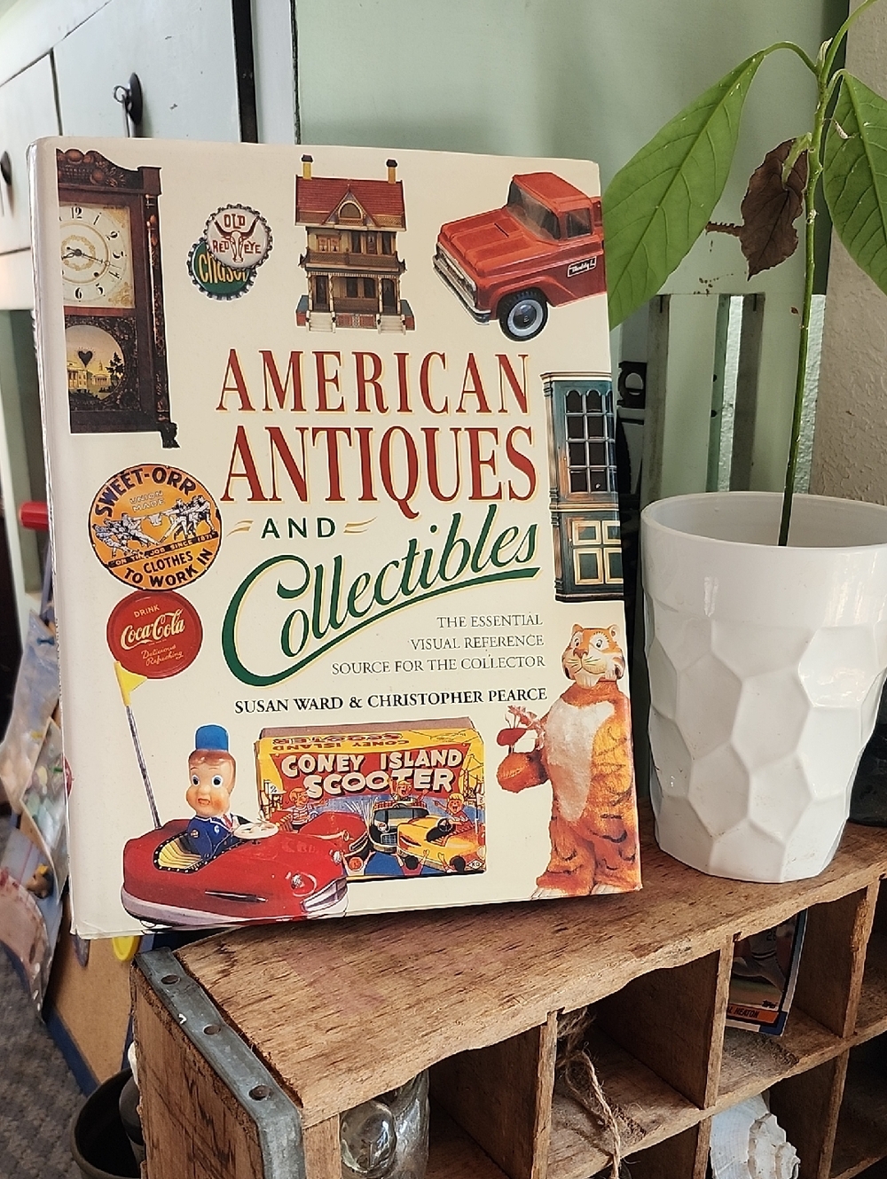 American Antiques and Collectibles Hardcover Book 1996